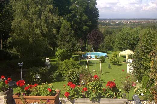 Blick &uuml;ber den gro&szlig;en&nbsp;Garten in die Rheinebene
