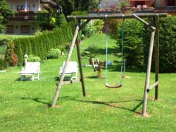Garten mit Spielger&auml;ten f&uuml;r Kinder