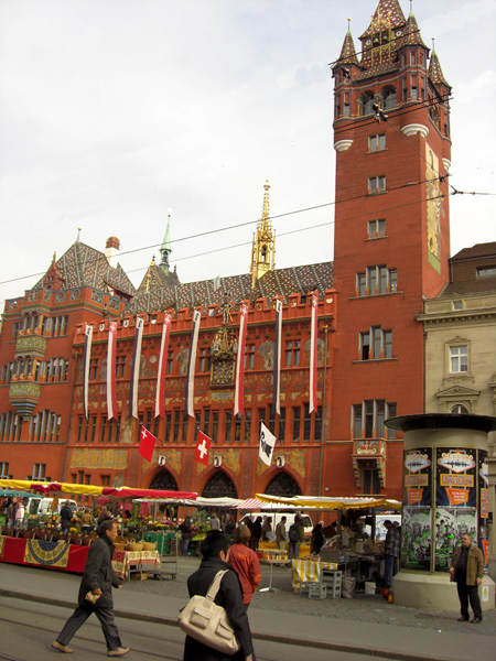 Rathaus Basel / Schweiz mit Marktplatz